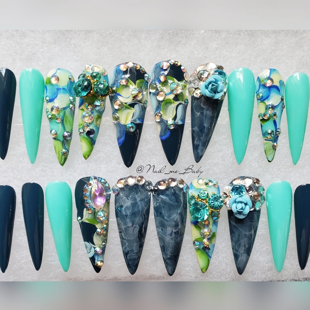 Luxurious press-on Nails *for skinnier nail beds* - Picture 1 of 4